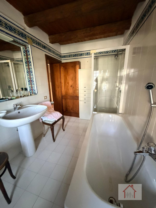 CASA INDIPENDENTE SU TRE LIVELLI CON AMPIA ZONA GIORNO E LOCAE SOPPALCATO

Scoprite la vostra oas...