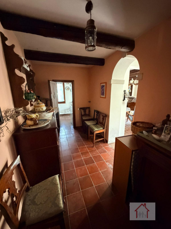 CASA INDIPENDENTE SU TRE LIVELLI CON AMPIA ZONA GIORNO E LOCAE SOPPALCATO

Scoprite la vostra oas...