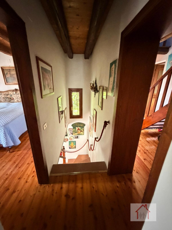 CASA INDIPENDENTE SU TRE LIVELLI CON AMPIA ZONA GIORNO E LOCAE SOPPALCATO

Scoprite la vostra oas...