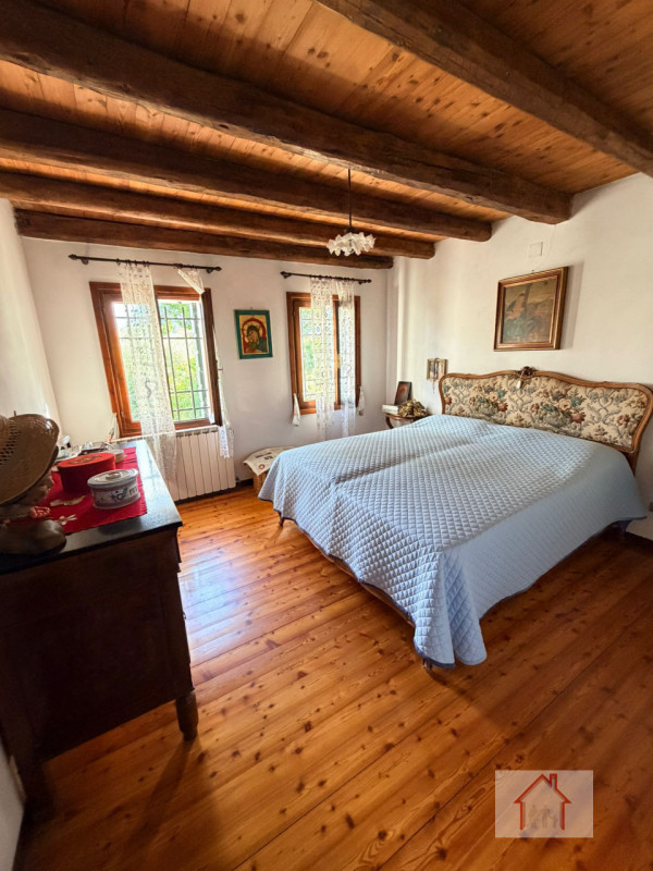 CASA INDIPENDENTE SU TRE LIVELLI CON AMPIA ZONA GIORNO E LOCAE SOPPALCATO

Scoprite la vostra oas...