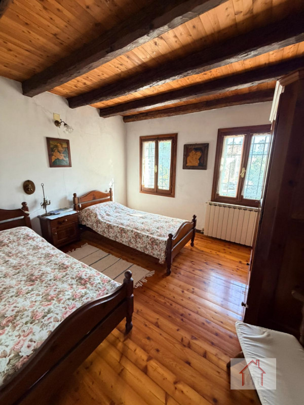 CASA INDIPENDENTE SU TRE LIVELLI CON AMPIA ZONA GIORNO E LOCAE SOPPALCATO

Scoprite la vostra oas...