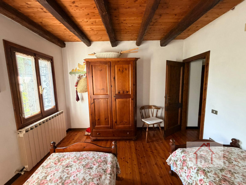 CASA INDIPENDENTE SU TRE LIVELLI CON AMPIA ZONA GIORNO E LOCAE SOPPALCATO

Scoprite la vostra oas...