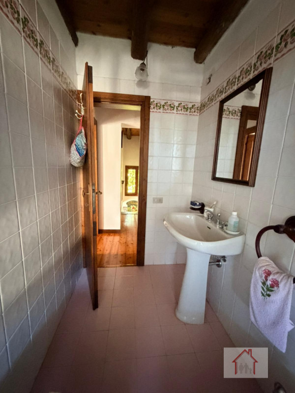 CASA INDIPENDENTE SU TRE LIVELLI CON AMPIA ZONA GIORNO E LOCAE SOPPALCATO

Scoprite la vostra oas...