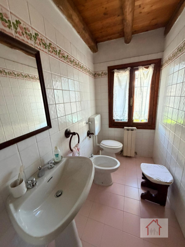 CASA INDIPENDENTE SU TRE LIVELLI CON AMPIA ZONA GIORNO E LOCAE SOPPALCATO

Scoprite la vostra oas...