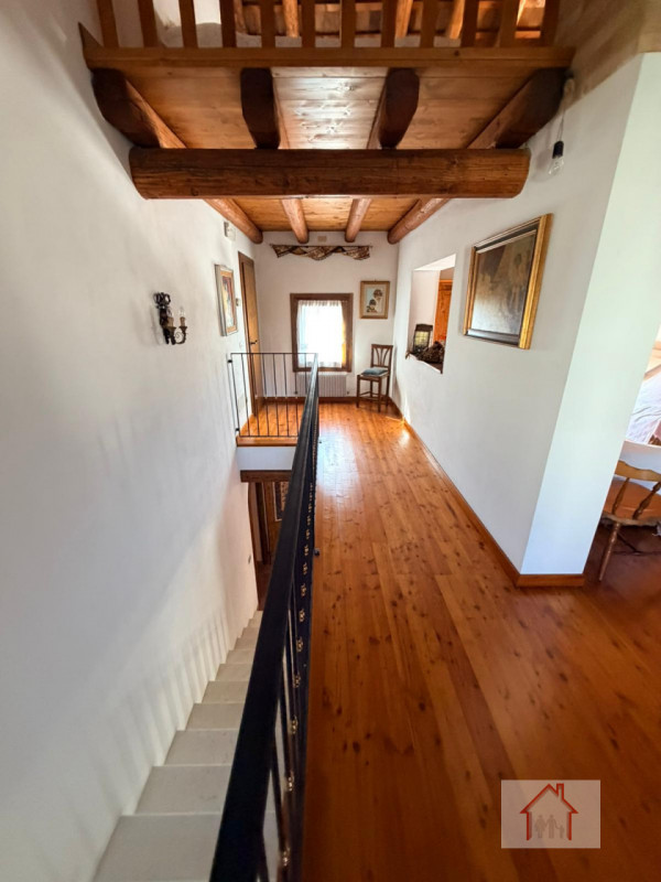 CASA INDIPENDENTE SU TRE LIVELLI CON AMPIA ZONA GIORNO E LOCAE SOPPALCATO

Scoprite la vostra oas...