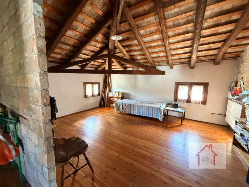 CASA INDIPENDENTE SU TRE LIVELLI CON AMPIA ZONA GIORNO E LOCAE SOPPALCATO

Scoprite la vostra oas...