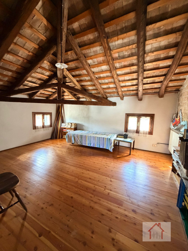 CASA INDIPENDENTE SU TRE LIVELLI CON AMPIA ZONA GIORNO E LOCAE SOPPALCATO

Scoprite la vostra oas...