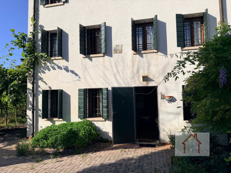 CASA INDIPENDENTE SU TRE LIVELLI CON AMPIA ZONA GIORNO E LOCAE SOPPALCATO

Scoprite la vostra oas...