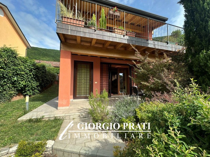 Scopri questa affascinante casa singola libera su quattro lati situata nella tranquilla e ricerca...