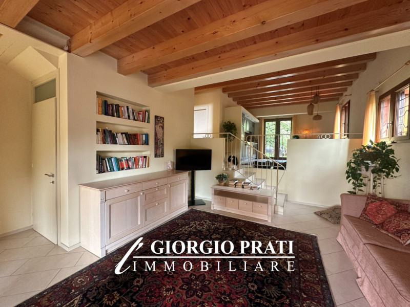 Scopri questa affascinante casa singola libera su quattro lati situata nella tranquilla e ricerca...