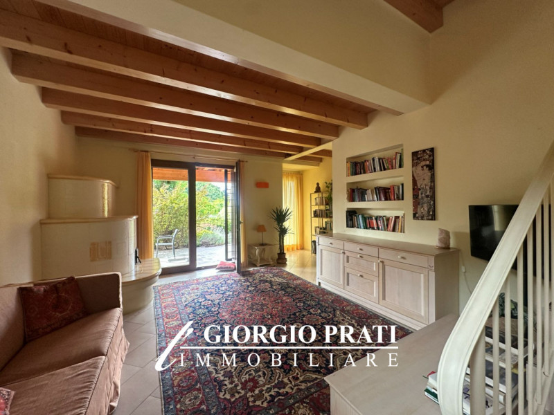 Scopri questa affascinante casa singola libera su quattro lati situata nella tranquilla e ricerca...
