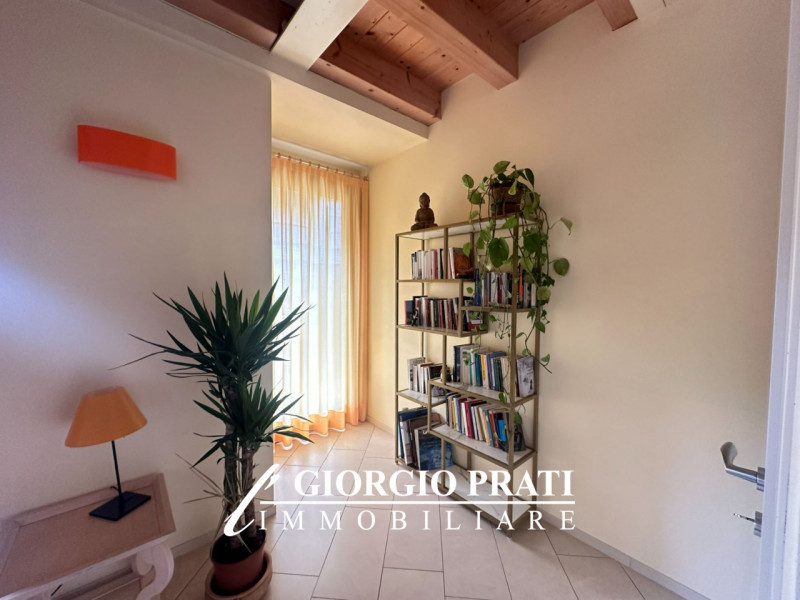 Scopri questa affascinante casa singola libera su quattro lati situata nella tranquilla e ricerca...