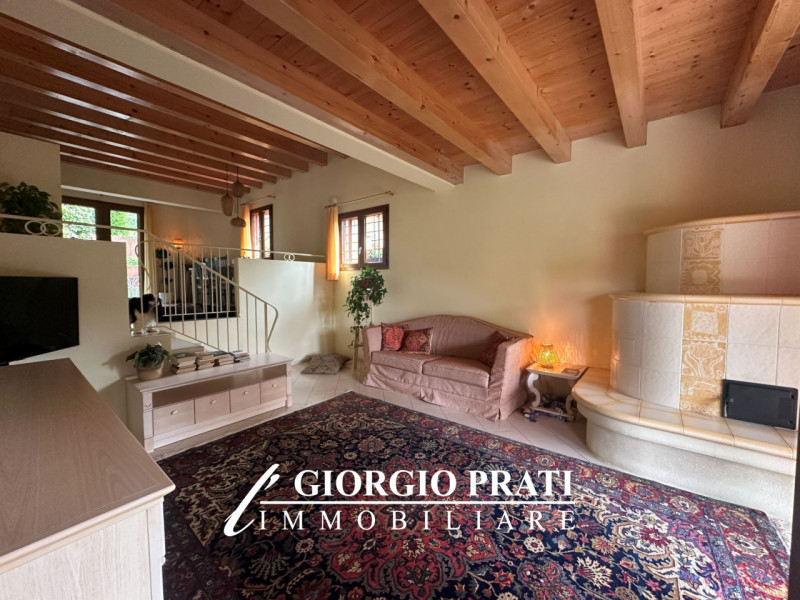Scopri questa affascinante casa singola libera su quattro lati situata nella tranquilla e ricerca...
