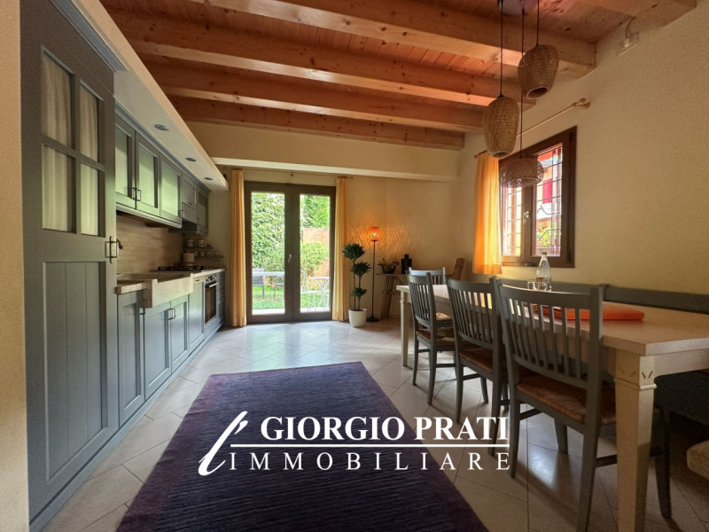 Scopri questa affascinante casa singola libera su quattro lati situata nella tranquilla e ricerca...
