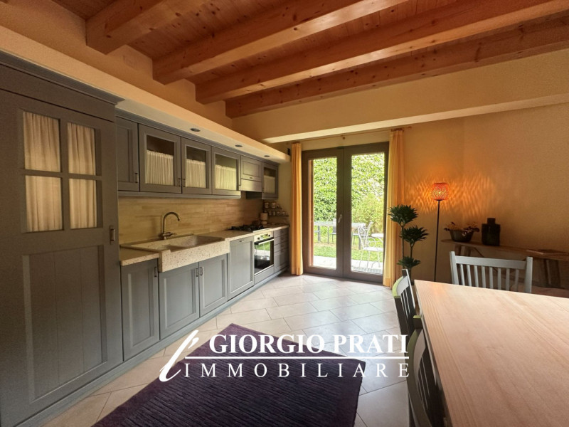 Scopri questa affascinante casa singola libera su quattro lati situata nella tranquilla e ricerca...