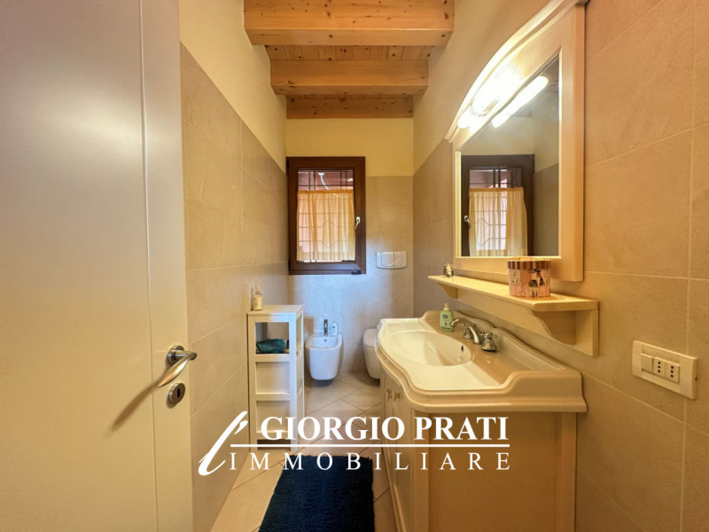 Scopri questa affascinante casa singola libera su quattro lati situata nella tranquilla e ricerca...