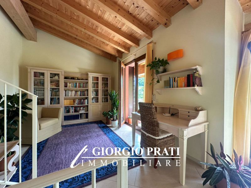 Scopri questa affascinante casa singola libera su quattro lati situata nella tranquilla e ricerca...