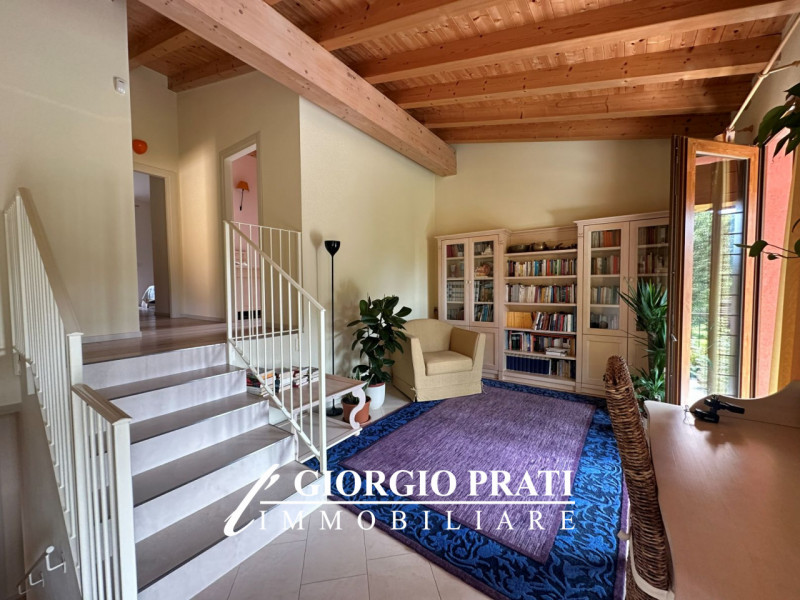 Scopri questa affascinante casa singola libera su quattro lati situata nella tranquilla e ricerca...