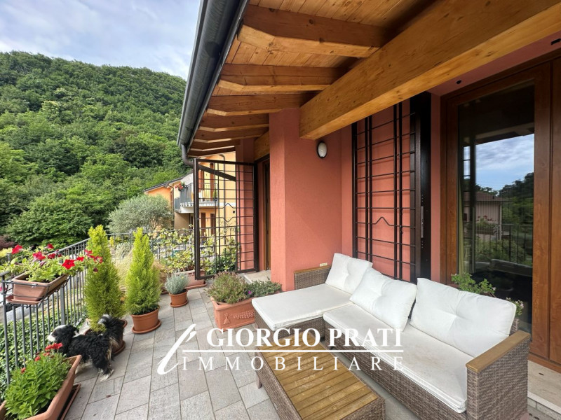 Scopri questa affascinante casa singola libera su quattro lati situata nella tranquilla e ricerca...