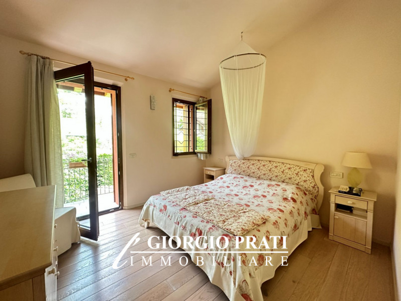 Scopri questa affascinante casa singola libera su quattro lati situata nella tranquilla e ricerca...