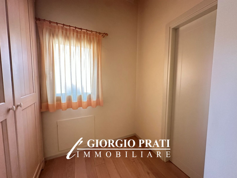 Scopri questa affascinante casa singola libera su quattro lati situata nella tranquilla e ricerca...