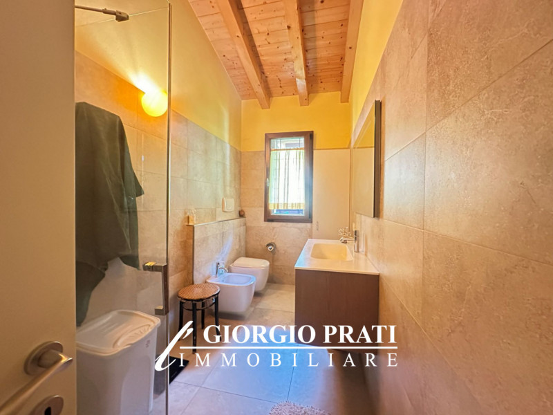 Scopri questa affascinante casa singola libera su quattro lati situata nella tranquilla e ricerca...