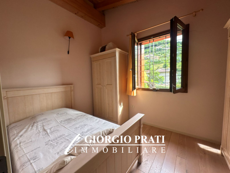 Scopri questa affascinante casa singola libera su quattro lati situata nella tranquilla e ricerca...
