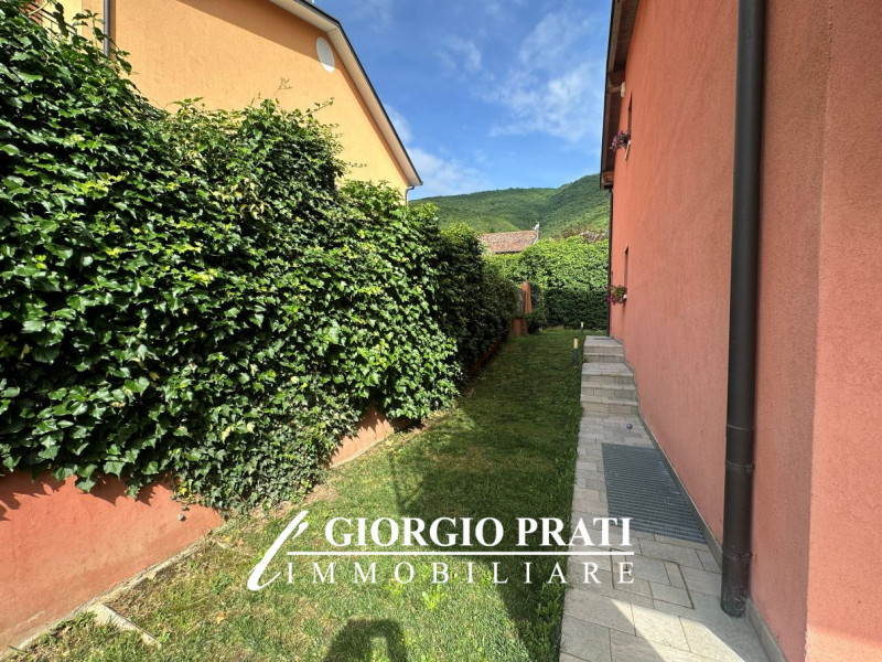 Scopri questa affascinante casa singola libera su quattro lati situata nella tranquilla e ricerca...