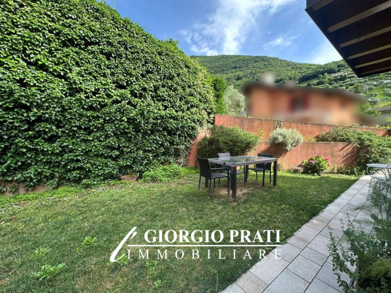 Scopri questa affascinante casa singola libera su quattro lati situata nella tranquilla e ricerca...