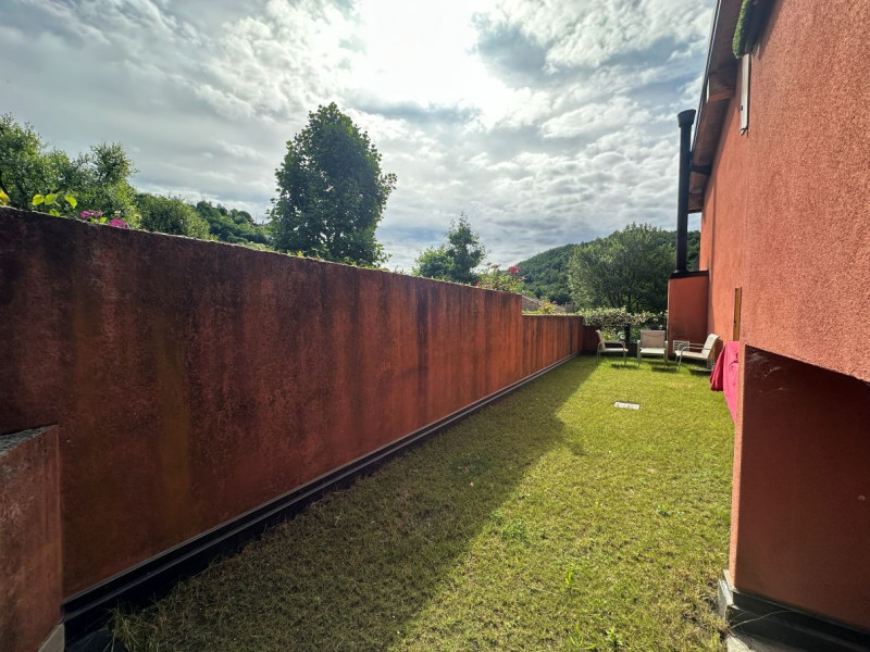 Scopri questa affascinante casa singola libera su quattro lati situata nella tranquilla e ricerca...