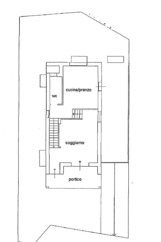 Scopri questa affascinante casa singola libera su quattro lati situata nella tranquilla e ricerca...