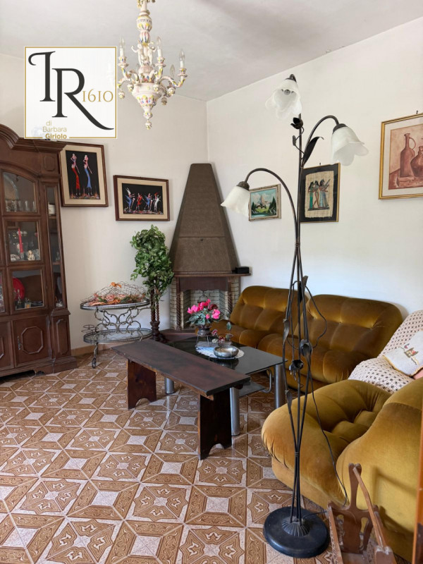 Nel cuore del paese di Masi, proponiamo in vendita una splendida casa singola terratetto ideale p...