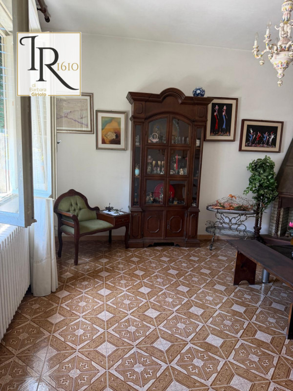 Nel cuore del paese di Masi, proponiamo in vendita una splendida casa singola terratetto ideale p...