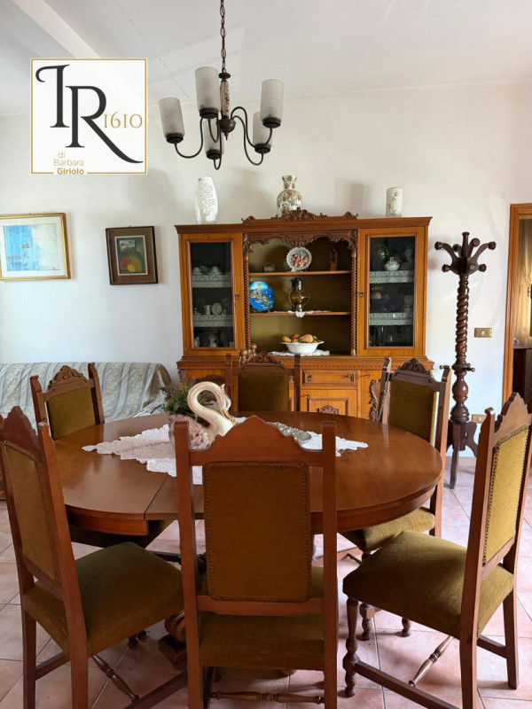 Nel cuore del paese di Masi, proponiamo in vendita una splendida casa singola terratetto ideale p...