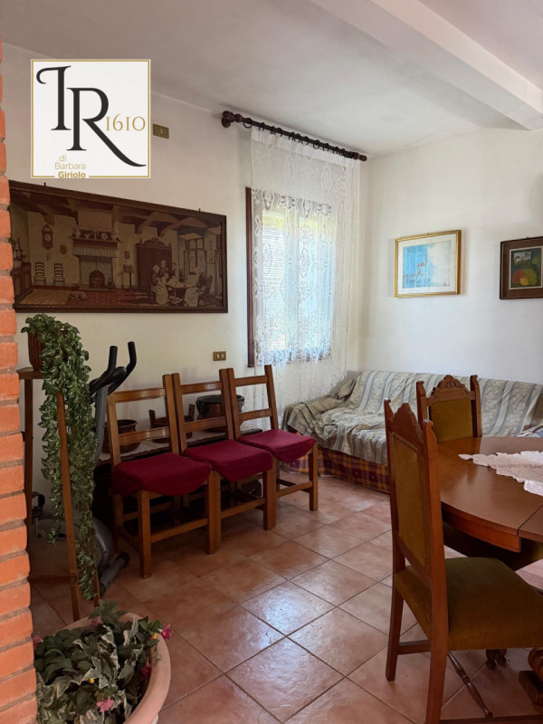 Nel cuore del paese di Masi, proponiamo in vendita una splendida casa singola terratetto ideale p...