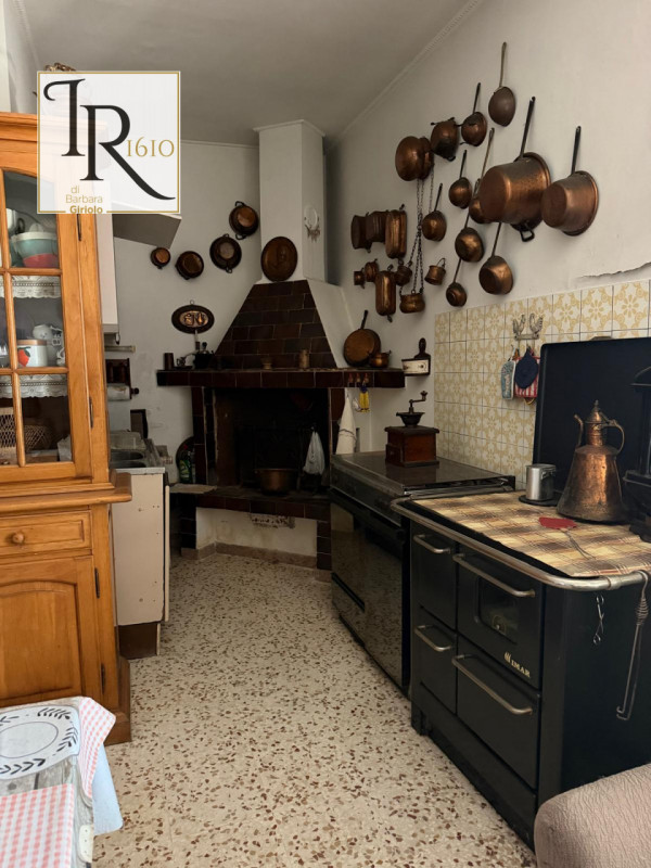 Nel cuore del paese di Masi, proponiamo in vendita una splendida casa singola terratetto ideale p...