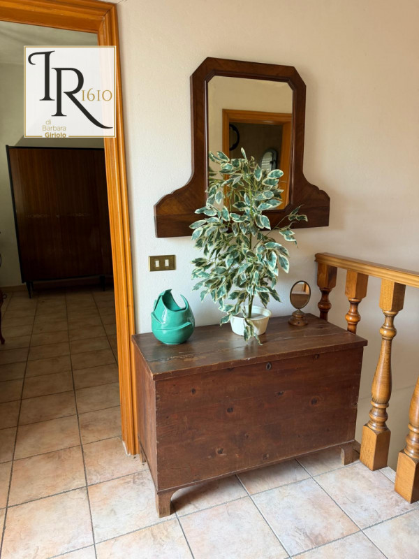 Nel cuore del paese di Masi, proponiamo in vendita una splendida casa singola terratetto ideale p...