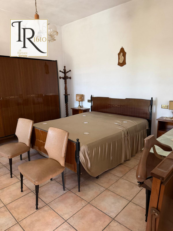 Nel cuore del paese di Masi, proponiamo in vendita una splendida casa singola terratetto ideale p...