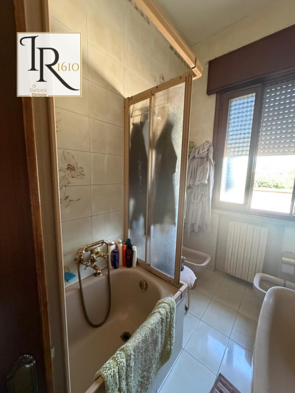 Nel cuore del paese di Masi, proponiamo in vendita una splendida casa singola terratetto ideale p...