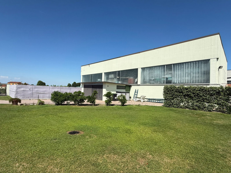Proponiamo in affitto, a Montagnana, un capannone commerciale di circa 450 mq. 
L'edificio è comp...