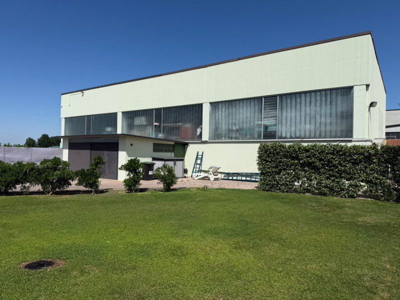 Proponiamo in affitto, a Montagnana, un capannone commerciale di circa 450 mq. 
L'edificio è comp...