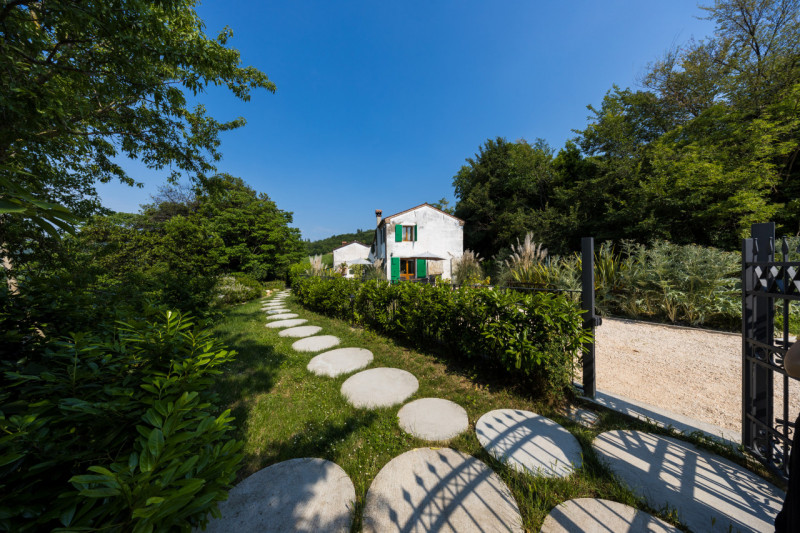 Proponiamo in vendita un imperdibile rustico semindipendente situato a Cinto Euganeo, in una spet...