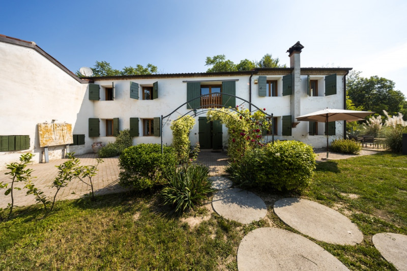 Proponiamo in vendita un imperdibile rustico semindipendente situato a Cinto Euganeo, in una spet...