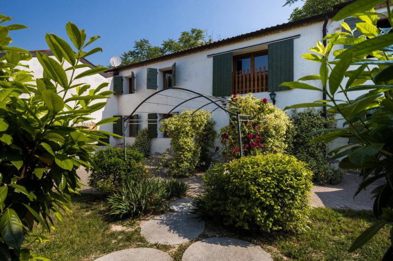 Proponiamo in vendita un imperdibile rustico semindipendente situato a Cinto Euganeo, in una spet...