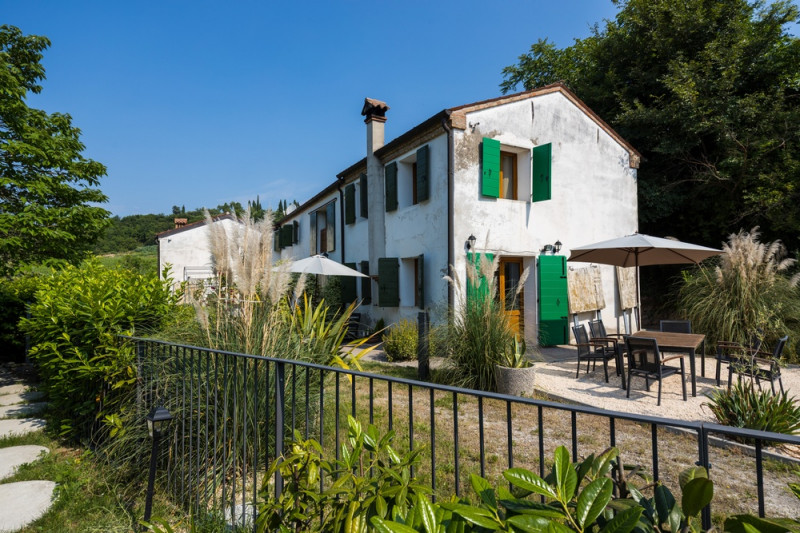 Proponiamo in vendita un imperdibile rustico semindipendente situato a Cinto Euganeo, in una spet...