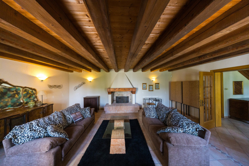 Proponiamo in vendita un imperdibile rustico semindipendente situato a Cinto Euganeo, in una spet...