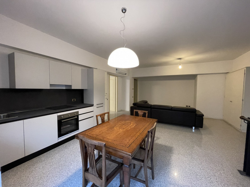 Corso Vittorio Emanuele, ottimo condominio tetto e tinte appena rifatti, proponiamo appartamento ...