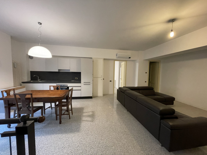 Corso Vittorio Emanuele, ottimo condominio tetto e tinte appena rifatti, proponiamo appartamento ...