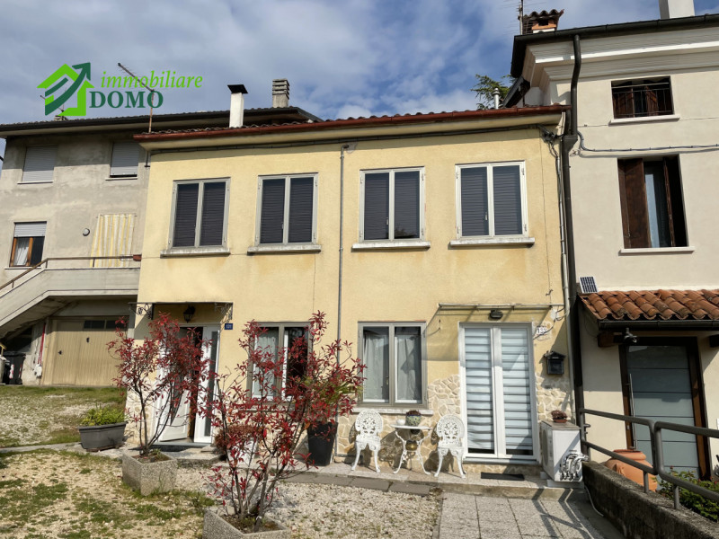 Nel cuore del centro di Santorso, in una zona leggermente collinare che garantisce tranquillità e...