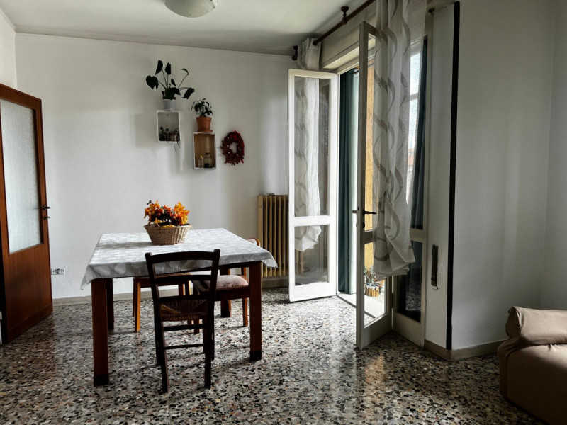 Proponiamo in vendita spazioso trilocale situato al terzo piano di una palazzina degli anni '60, ...